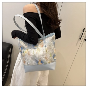 Borsa tote in tela ricamata su modella con finitura testurizzata blu chiaro