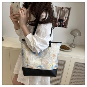 Borsa tote stile pittura a olio con base in pelle nera e ampia tracolla laterale