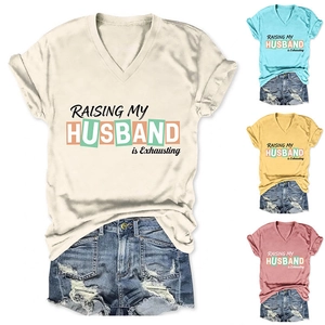 Detailansicht von V-Ausschnitt T-Shirts mit lustigem Slogan-Print in vier Farben