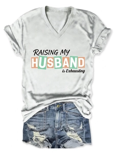 V-Ausschnitt weißes T-Shirt mit Raising My Husband Aufdruck und zerrissene Denim-Shorts
