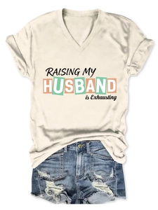 Flachbild eines V-Ausschnitt-T-Shirts mit Slogan und distressed Denim-Shorts für Sommer