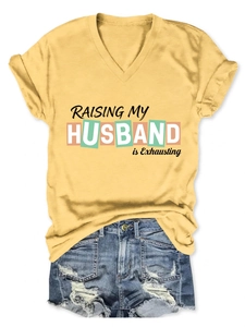 V-Ausschnitt gelbes T-Shirt mit Raising My Husband Spruch und Distressed-Denim-Shorts