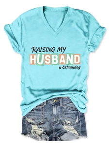 Detailansicht eines blauen Damen-V-Neck-T-Shirts mit Slogan-Aufdruck und Jeans-Shorts-Kombi
