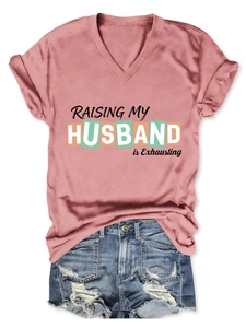 Detail von rosa V-Ausschnitt T-Shirt mit Aufschrift und zerrissenen Denim-Shorts
