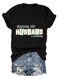 Flachbild von V-Ausschnitt T-Shirt mit 'Raising My Husband' Spruch und zerrissener Jeans