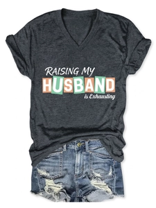 Detail eines grauen V-Ausschnitt T-Shirts mit Raising My Husband Is Exhausting Aufdruck