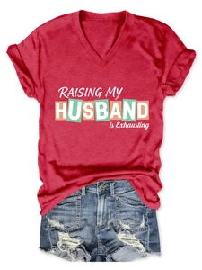 Flat-Lay von rotem V-Ausschnitt T-Shirt mit lustigem Text und Distressed Denim Shorts