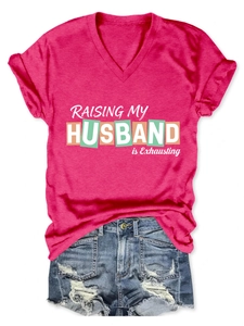 Flachbild des rosa V-Ausschnitt-T-Shirts mit Slogan und Distressed-Denim-Shorts