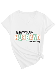 Detail eines weißen V-Ausschnitt T-Shirts mit Spruch und geknotetem Saum für Damen