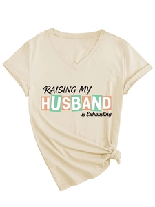 Detail eines V-Ausschnitt-T-Shirts mit Seitenknoten und RAISING MY HUSBAND-Print