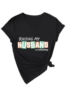 Detail eines schwarzen Baumwoll-T-Shirts mit V-Ausschnitt und lustigem Spruch-Aufdruck