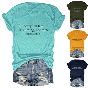 Dettaglio di quattro t-shirt girocollo in vari colori con slogan motivazionali stampati