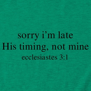 Dettaglio ravvicinato della stampa 'Sorry I'm Late' su tessuto in cotone verde t-shirt