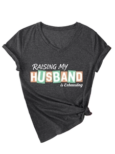 Detail eines dunkelgrauen V-Ausschnitt T-Shirts mit Slogan-Print und stylischem Knotendesign