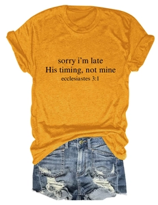 Dettagli della t-shirt gialla con testo biblico e pantaloncini di jeans blu strappati