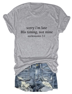 Completo t-shirt grigia girocollo con scritta e pantaloncini di denim consumati