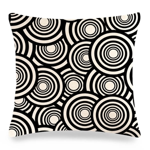 Détail de housse de coussin en lin carré avec cercles concentriques noirs et blancs
