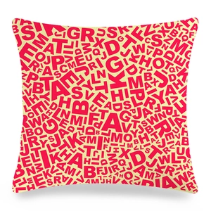 Détail d'une taie d'oreiller en lin moderne avec imprimé alphabet rouge sur fond beige
