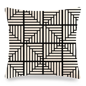 Détail de la housse de coussin carrée avec motif géométrique noir et blanc sur tissu lin