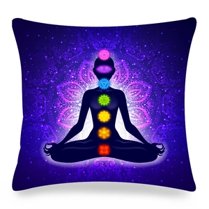Dettaglio del copricuscino mandala viola con sette simboli chakra e design per la meditazione