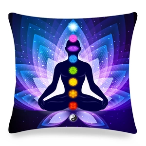 Fodera per cuscino yoga Mandala con sfondo galassia viola e sette simboli chakra colorati