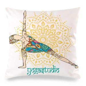 Dettaglio federa yoga quadrata con motivo mandala e silhouette femminile stampata
