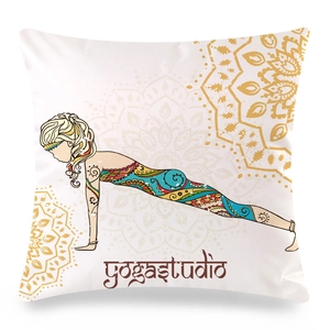 Dettaglio del copricuscino Yoga Studio con motivi mandala e stampa fitness