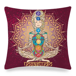 Dettaglio della stampa meditazione yoga e mandala sulla federa bordeaux in pelle di pesca