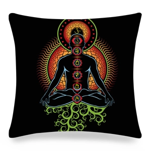 Dettaglio della federa per meditazione con i sette chakra e motivo mandala yoga