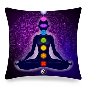 Dettaglio del motivo mandala su federa viola con simboli dei chakra e silhouette yoga