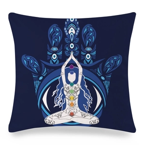 Dettaglio del motivo Mandala Hamsa e Yoga Chakra su federa per cuscino blu scuro