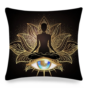 Dettaglio copricuscino yoga nero con loto dorato e silhouette in posa di meditazione