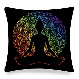 Dettaglio del copricuscino mandala con silhouette yoga su tessuto nero effetto pelle di pesca