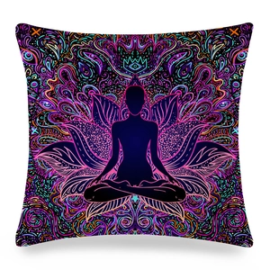 Dettaglio della federa per cuscino yoga mandala con figura in meditazione e motivi
