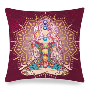 Dettaglio della federa mandala bordeaux con sette chakra e motivo di meditazione yoga