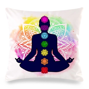 Dettaglio dei sette simboli dei chakra su una fodera per cuscino da yoga mandala