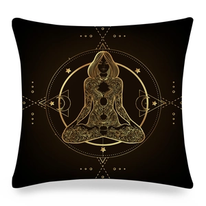 Dettaglio della stampa mandala yoga e meditazione su federa nera in pelle di pesco