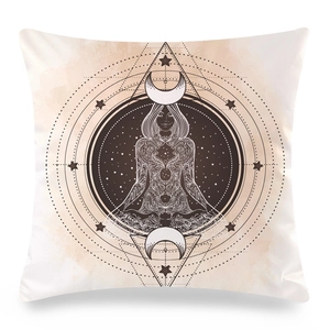 Dettaglio copricuscino yoga mandala con donna in meditazione e stelle lunari
