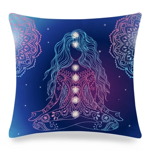 Dettaglio copricuscino da meditazione con sette simboli chakra e motivi mandala