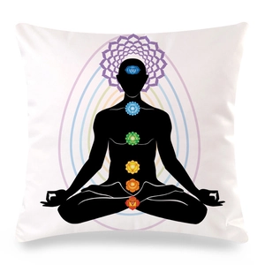 Dettaglio federa yoga Mandala con i sette simboli dei chakra colorati su sfondo bianco