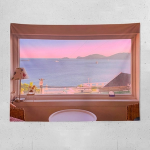 Dettaglio arazzo da camera con vista mare al tramonto e arredamento interno accogliente