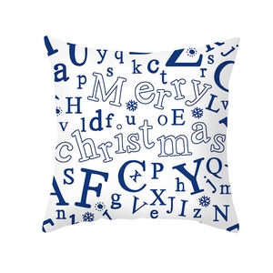 Détail de la typographie bleue Merry Christmas et flocons sur taie d'oreiller blanche