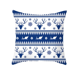 Vue détaillée de la taie d'oreiller de Noël nordique bleue avec rennes et flocons