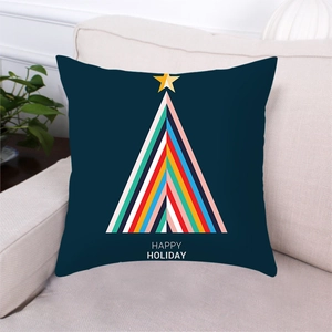 Dettaglio della fodera per cuscino natalizia blu navy con albero geometrico sul divano