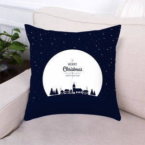 Dettaglio della federa natalizia blu navy con luna bianca e foresta su un divano beige