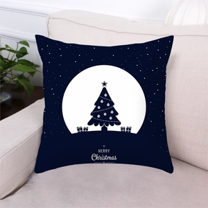 Dettaglio copricuscino natalizio con silhouette di albero su divano in beige