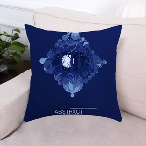 Dettaglio copricuscino blu navy con motivo foresta astratta su divano beige