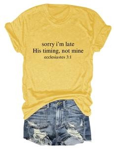 Posa piatta di t-shirt gialla in cotone con stampa grafica e pantaloncini di jeans strappati