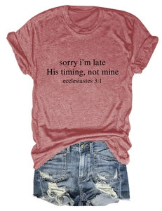T-shirt in cotone rosa con scritta e pantaloncini di jeans strappati per un look estivo