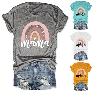 Detailansicht der bunten Mama-Regenbogen-Aufdrucke auf Rundhals-T-Shirts in vier Farben